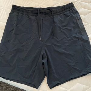 Men’s shorts fits small L